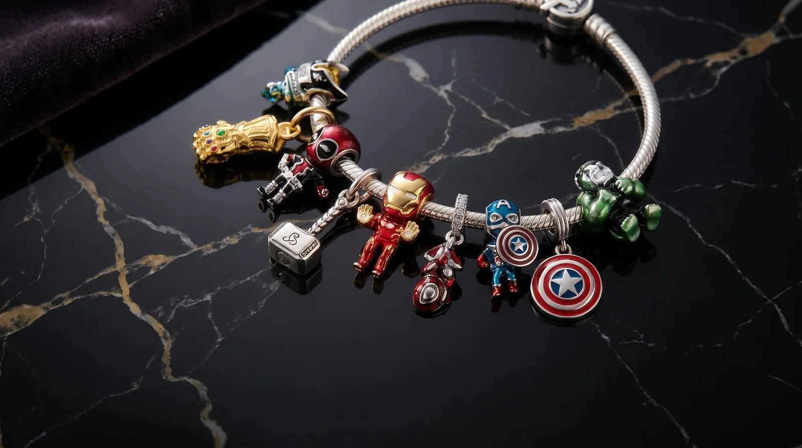 Pulsera Zephora con charms de la colección Avengers sobre mármol negro