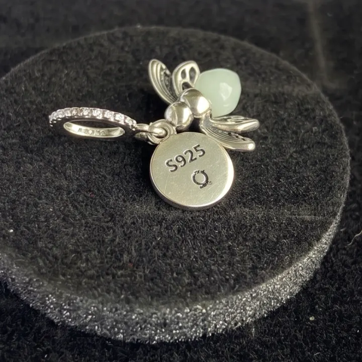 Sello S925 grabado en un charm de Zephora