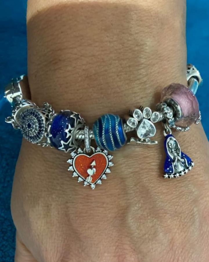 Pulsera Zephora completa con charms de virgen, patica de perro y muranos azules